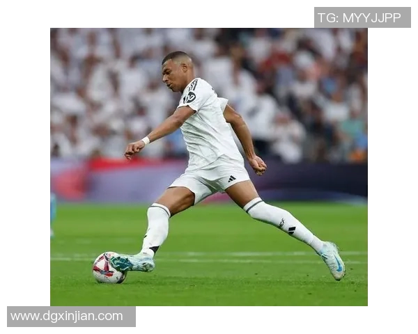 足球明星高清射门照片 足球明星高清射门照片