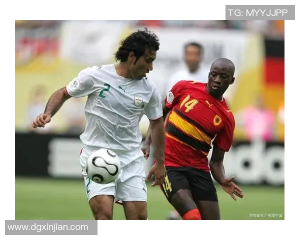 美国与伊朗足球明星携手合影展现友谊与体育精神的美好瞬间 美国与伊朗足球明星携手合影展现友谊与体育精神的美好瞬间