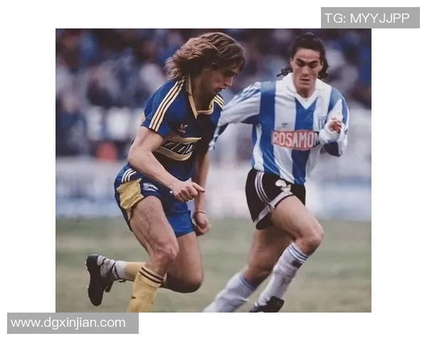 足球明星巴蒂在比赛中再次展现风采成功进球引发球迷热烈欢呼